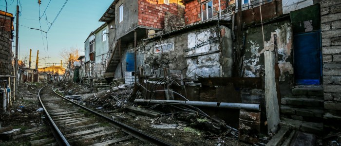 Bu evlərin sakinləri də  nə vaxtsa köçürüləcəklərini gözləyir...