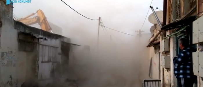 Evindən çıxmayan Sovetski sakini, qonşusunun evinin necə dağıdılmasına baxarkən